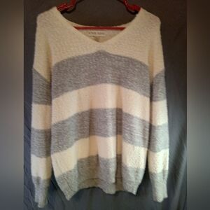 Knox Rose Gray and Cream V-Neck Sweater